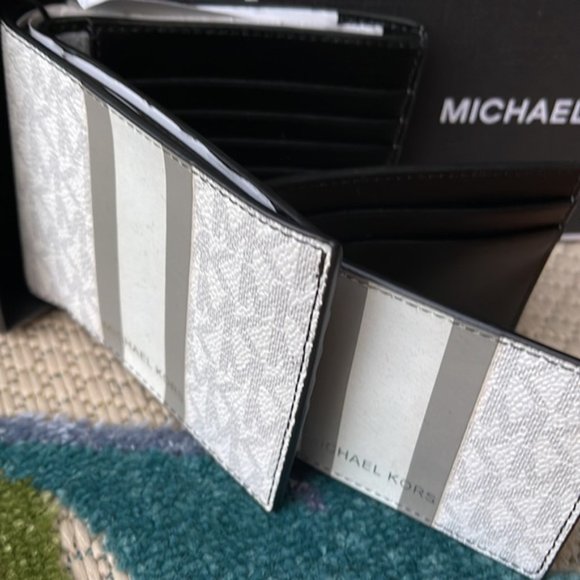 Michael Kors Boxed Signature 3 in 1 Bifold Wallet In White / Pearl Grey - Picture 13 of 14